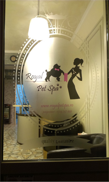 Ușa salonului Royal Pet Spa, cu logo mov și auriu